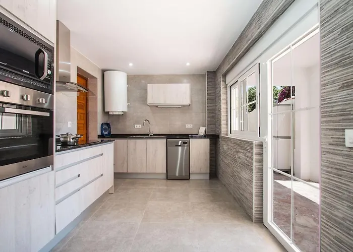 Erik - Plusholidays Villa