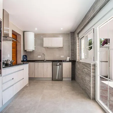 Erik - Plusholidays Villa